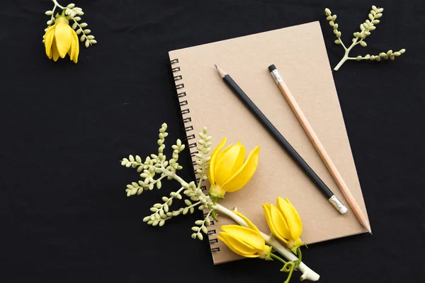 Planificador Cuadernos Para Trabajo Negocios Con Flor Amarilla Ylang Ylang — Foto de Stock