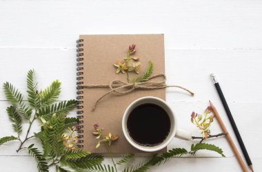 sıcak kahve espresso ile iş için dizüstü planlayıcısı, arka plan beyaz çiçek düzenleme düz yatıyordu tarzı 