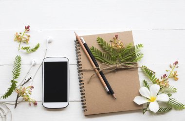 dizüstü planlayıcısı, iş için cep telefonu ve çiçek düzenleme düz arka plan beyaz stil yatıyordu 