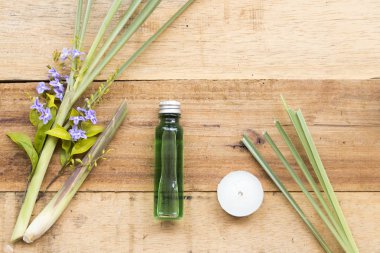 doğal bitkisel yağlar özü bitki örtüsü limon otu kokuları aroma düzenleme düz arka plan ahşap tarzı yatıyordu kokuyor