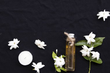 doğal bitkisel yağlar özü çiçek yasemin kokular kokular aroma düzenleme düz arka plan siyah stil yatıyordu