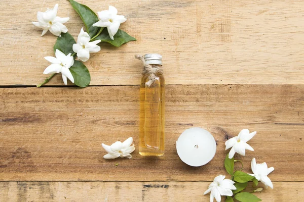 Doğal bitkisel yağlar çiçek özü yasemin kokusu koku düzenleme düz zemin üzerinde yatıyordu ahşap