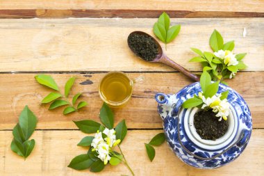 bitkisel sağlıklı içecekler ahşap kaşık ve çiçek yasemin püresi yaprak çay ile bitkisel sağlıklı çay rahatyaşam tarzı düzenleme düz arka plan ahşap tarzı yatıyordu