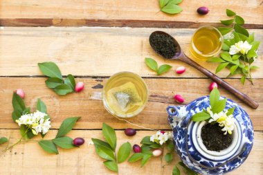 bitkisel sağlıklı içecekler ahşap kaşık ve çiçek yasemin püresi yaprak çay ile bitkisel sağlıklı çay rahatyaşam tarzı düzenleme düz arka plan ahşap tarzı yatıyordu