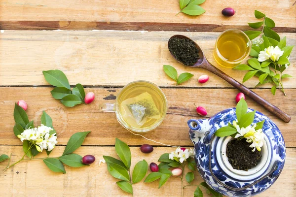bitkisel sağlıklı içecekler ahşap kaşık ve çiçek yasemin püresi yaprak çay ile bitkisel sağlıklı çay rahatyaşam tarzı düzenleme düz arka plan ahşap tarzı yatıyordu
