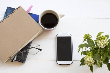 dizüstü planlayıcısı, sıcak kahve espresso ile iş için cep telefonu, arka plan beyaz çiçek düzenleme düz yatıyordu tarzı 