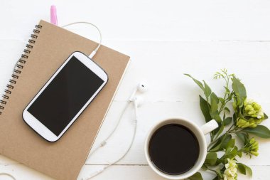 dizüstü planlayıcısı, sıcak kahve espresso ile iş için cep telefonu, arka plan beyaz çiçek düzenleme düz yatıyordu tarzı 