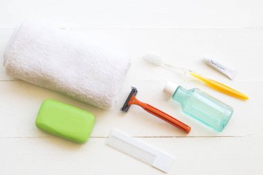 diş fırçası, diş macunu , ağız gargara sağlık sağlık ağız boşluğu bitkisel sabun ile , tıraş , terry bez yaşam tarzı bir adam düzenleme düz arka plan beyaz stil yatıyordu sağlık 