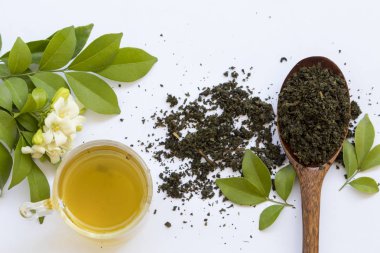 bitkisel sağlıklı içecekler ahşap kaşık ve çiçek yasemin püresi yaprak çay ile sıcak yeşil çay rahatyaşam tarzı düzenleme düz arka plan beyaz tarzı yatıyordu 