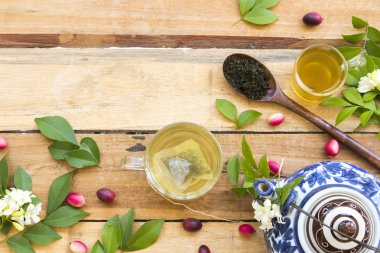bitkisel sağlıklı içecekler ahşap kaşık ve çiçek yasemin püresi yaprak çay ile bitkisel sağlıklı çay rahatyaşam tarzı düzenleme düz arka plan ahşap tarzı yatıyordu