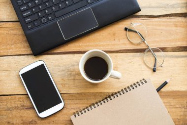 dizüstü planer, cep telefonu, arka plan ahşap ofiste sıcak kahve düzenleme düz yatıyordu tarzı ile iş için bilgisayar