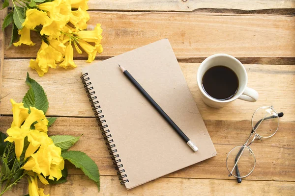 Planificador Cuadernos Para Trabajo Negocios Con Café Caliente Arreglo Flores — Foto de Stock