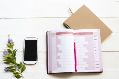 ofiste arka plan beyaz üzerinde iş düzeni düz yatıyordu tarzı için dizüstü hesap planlayıcısı ve cep telefonu 