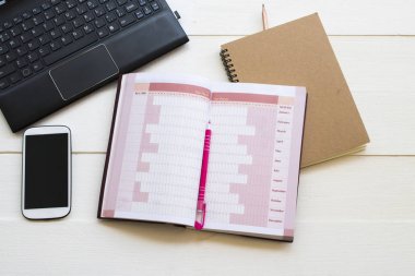 dizüstü hesap planlayıcısı, iş iş düzeni için bilgisayar ve cep telefonu ofiste arka plan beyaz düz yatıyordu tarzı 