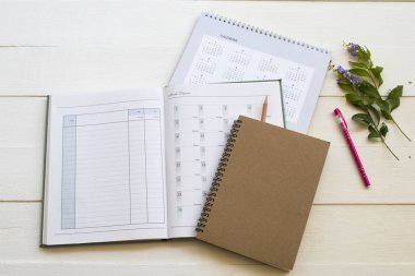 defter planlayıcısı, takvim ve günlük iş iş düzeni düz döşeme tarzı arka plan beyaz 