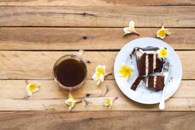 tatlı çerez çikolatalı kek ve çiçek frangipani düzenleme düz arka plan ahşap tarzı yatıyordu sıcak kahve 