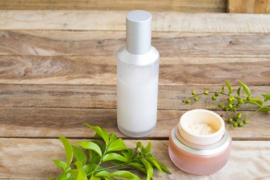 göz kremi ile toners serum tedavisi cilt yüz kozmetik yaşam tarzı kadın düzenleme düz arka plan ahşap tarzı yatıyordu için sağlık