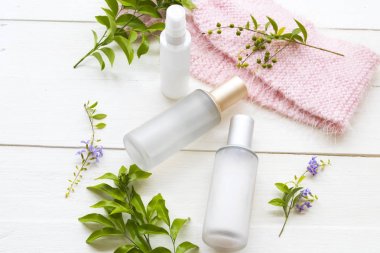 doğal kozmetik kollajen su , toners serum terapi yaşam tarzı kadın rahatlık düzenleme örgü yün eşarp ile cilt yüzü için sağlık arka plan beyaz düz yatıyordu tarzı 