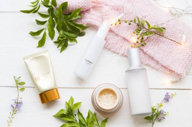 doğal kozmetik güneş kremi spf50 , kollajen su , toners serum tedavisi , yaşam tarzı kadın örgü yün eşarp ile cilt yüzü için göz kremi sağlık dekorasyon ışık düz yatıyordu tarzı dinlenmek 
