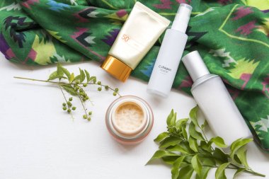 doğal kozmetik güneş kremi spf50 , kollajen su , toners serum tedavisi , yaşam tarzı kadın rahatla yaz dekorasyon düz yatıyordu tarzı yeşil eşarp ile cilt yüzü için göz kremi sağlık