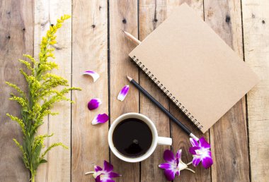 sıcak kahve espresso ile iş için dizüstü planlayıcısı, mor çiçekler orkide düzenleme arka plan ahşap düz yatıyordu tarzı