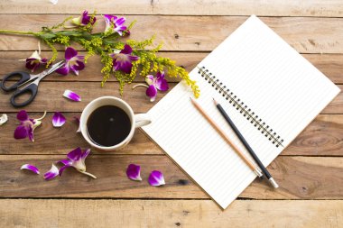 sıcak kahve espresso ile iş için dizüstü planlayıcısı, mor çiçekler orkide düzenleme arka plan ahşap düz yatıyordu tarzı