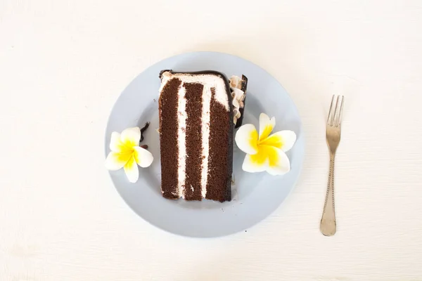 Postre Snack Pastel Chocolate Con Flores Frangipani Arreglo Plano Estilo — Foto de Stock