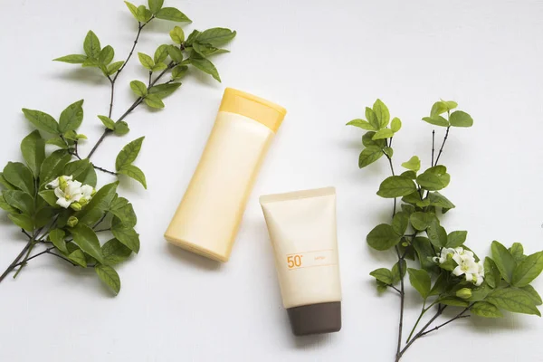 doğal kozmetik güneş kremi spf50 yaşam tarzı kadın vücut losyonu ile cilt yüzü için sağlık yaz düzenleme düz arka plan beyaz stil yatıyordu dinlenmek 