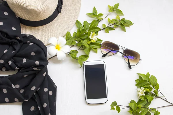 Mobilní Telefon Sluneční Brýle Klobouk Černý Šátek Životního Stylu Žena — Stock fotografie