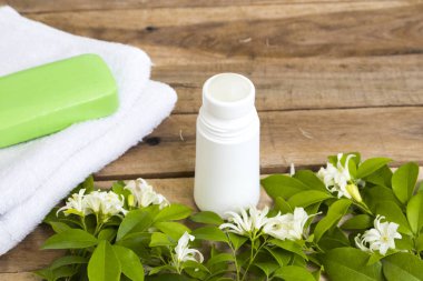 rulo deodorant koku çiçek yasemin bitkisel sabun ile yüzey koltukaltı için sağlık, terry bez cilt düzeni için sağlık arka plan ahşap düz yatıyordu tarzı