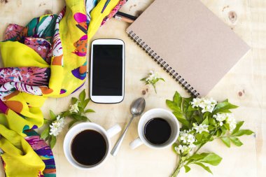 dizüstü bilgisayar, iş ve sarı eşarp için cep telefonu, yaşam tarzı kadın sıcak kahve espresso ikiz fincan rahatlayın yaz düzenleme arka plan ahşap tarzı düz yatıyordu