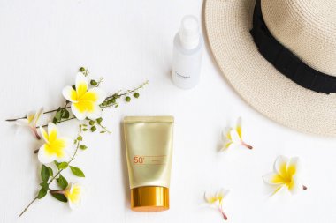doğal kozmetik güneş kremi spf50 ve yaşam tarzı kadının cilt yüzü için kollajen su spreyi sağlık sağlık çiçek frangipani düzenleme düz lay tarzı ile yaz dinlenmek 