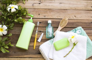 doğal bitkisel sabun, vücut losyonu, bir banyo sağlık vücut cilt ve diş fırçası için terry bez , diş macunu , ahşap çiçek frangipani ile yaşam tarzı kadının oral kavite için gargara sağlık