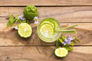 bitkisel sağlıklı içecekler buzlu kaffir limon kokteyl suyu bergamot dilim ile asya düzenleme düz döşeme tarzı arka plan ahşap