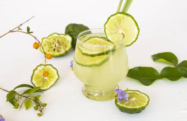 bitkisel sağlıklı içecekler buzlu kaffir limon kokteyl suyu bergamot dilim ile asya düzenleme düz döşeme tarzı arka plan beyaz