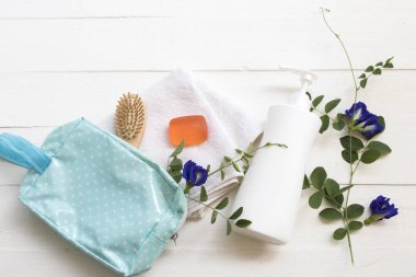 cilt yüz için bitkisel sabun , vücut cilt için sıvı sabun , terry bez , comp ve yaşam tarzı kadın temizlik düzenleme düz döşeme tarzı küçük çanta arka plan beyaz 