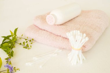 pamuk tomurcukları, toz ve terry bez yaşam tarzı kadın düzenleme düz döşeme tarzı arka plan ahşap beyaz sağlık