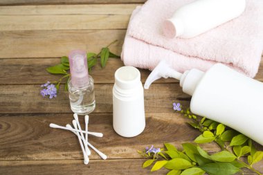 rulo, sıvı sabun, pamuk tomurcukları, toz, parfüm sprey ve terry bez yaşam tarzı kadın düzenleme düz döşeme tarzı arka plan ahşap sağlık