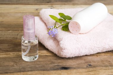 toz, parfüm spreyi ve terry bez sağlık yaşam tarzı kadın düzenleme düz arka plan ahşap tarzı yatıyordu