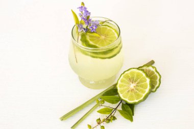 bitkisel sağlıklı içecekler kaffir kireç soğuk kokteyl su içecekler sağlık bakımı için asya düzenleme düz döşeme tarzı arka plan beyaz 