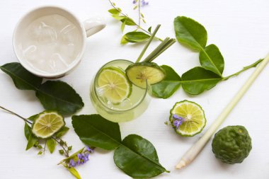 bitkisel sağlıklı içecekler kaffir kireç soğuk kokteyl su içecekler sağlık bakımı için asya düzenleme düz döşeme tarzı arka plan beyaz 