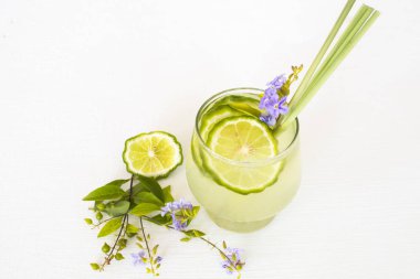 bitkisel sağlıklı içecekler kaffir kireç soğuk kokteyl su içecekler sağlık bakımı için asya düzenleme düz döşeme tarzı arka plan beyaz 