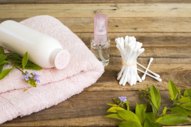 pudra, parfüm spreyi, pamuk tomurcukları ve terry bez sağlık yaşam tarzı kadın dinlenmek düzenleme düz arka plan ahşap tarzı yatıyordu vücut cilt