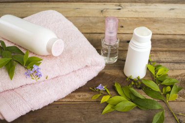 pudra, parfüm spreyi, rulo ve terry bez sağlık yaşam tarzı kadın dinlenmek düzenleme arka plan ahşap tarzı düz yatıyordu