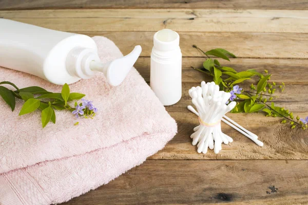 bitkisel sıvı sabun, rulo, pamuk tomurcukları ve terry bez sağlık vücut cilt yaşam tarzı kadın dinlenmek düzenleme arka plan ahşap düz yatıyordu tarzı