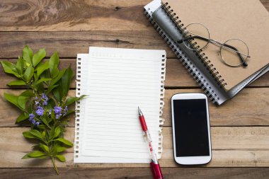 Dizüstü Planlayıcı, yazı kağıdı ve cep telefonu iş iş aranjman düz yatıyordu tarzı arka plan üzerinde ahşap