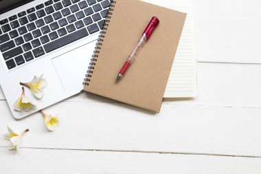 ahşap arka plan beyaz bilgisayar ve dizüstü iş iş aranjman tarzı düz yatıyordu