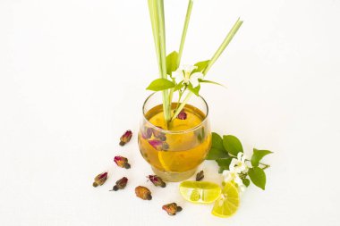 doğal bitkisel sağlıklı içki öksürük boğaz karışımı gül çay, limon aranjman düz çiçek yasemin, limon dilim, kurutulmuş gül arka planda beyaz
