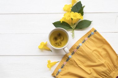 bitkisel sağlıklı sıcak içecekler krizantem çiçekleri kokteyl su içecek sağlık ve sarı bez nakış sarı çiçekler ile asya düzenleme düz yatıyordu tarzı 