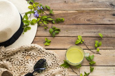 bitkisel sağlık içecekler şapka ile sıcak sütler yeşil çay, güneş gözlüğü, yaşam tarzı kadın örgü yün rahatlayın yaz düzenleme arka plan ahşap düz yatıyordu tarzı